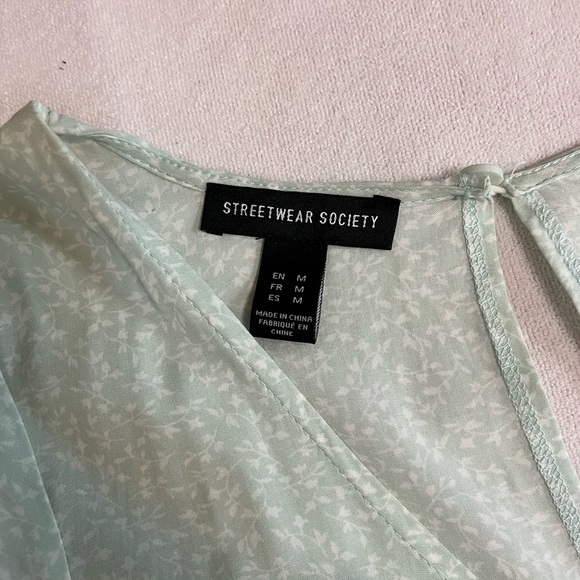 Floral romper, size medium - Picture 4 of 4